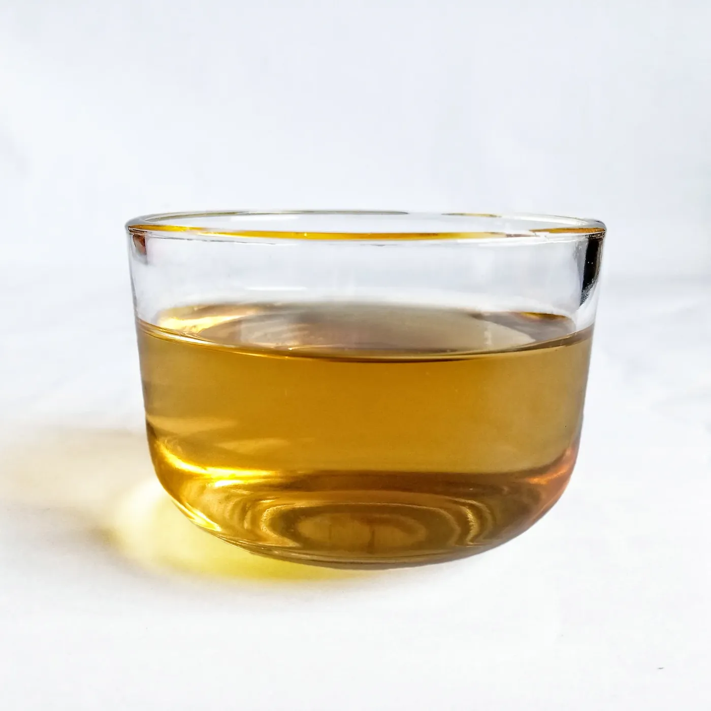 Infusión dorada en una taza de cristal